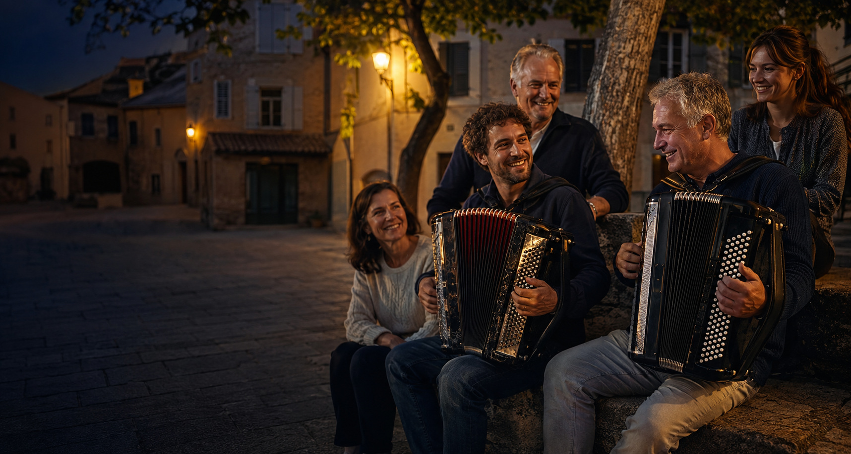Des passionnés réunis autour de deux accordéonistes dans une place de village